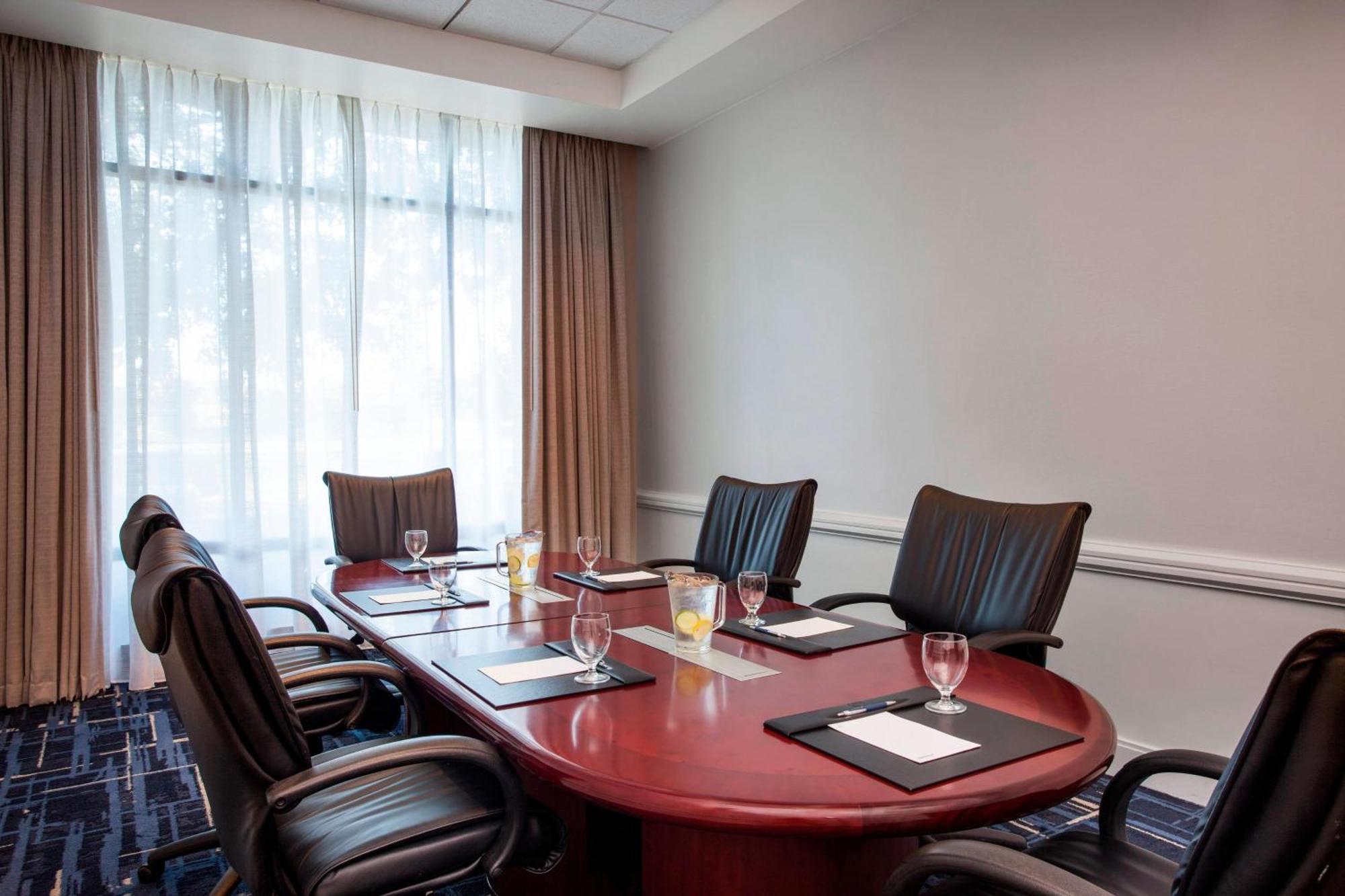 Hotel Sheraton Airport 4*